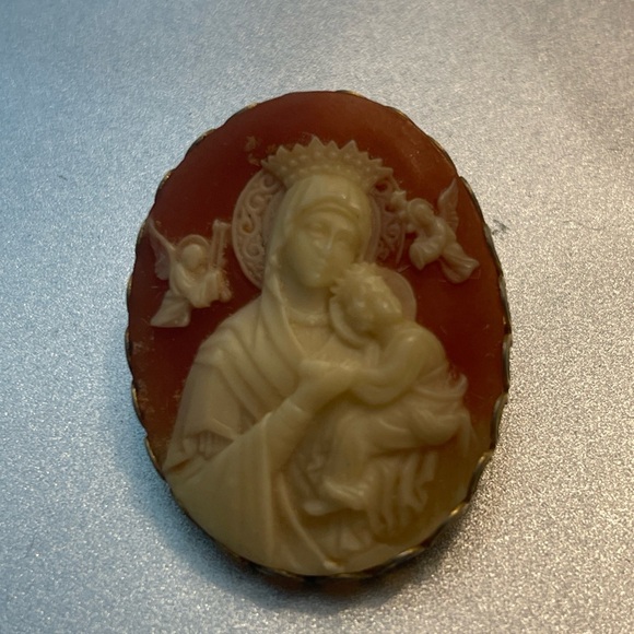 Vintage Madonna and Baby Cameo Brooch - Picture 3 of 7